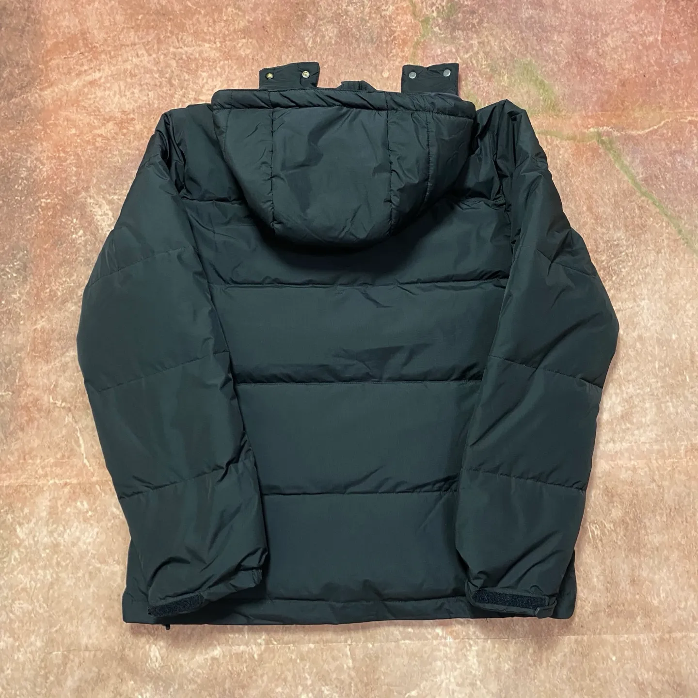 P740 The top version distinguishes currency from the official website for details, scan the QR code to enter the official website] 24SS Winter New Rah Lauren Winter Gorham Down Jacket with Detachable Hood Down Jacket is windproof and waterproof. The same top version as the official website - Color: Black, Navy Blue, Glossy Black - The top version distinguishes market currency - Purchase the original mold to create a full set of customized accessories, details determine success or failure. - ·Comes from the United States, and has a strong American flavor. ·The two brands under his name, by Rah Lauren and Rah Lauren, have created a sales field of high-quality fashion in the world, and continue to carry forward the designer's reputation and the brand's glorious image. - - Accessories: original tag, washed label + electroplated YK zipper logo, customized Laf Loren zipper - full set of accessories - the same style for both men and women, size m-xxl